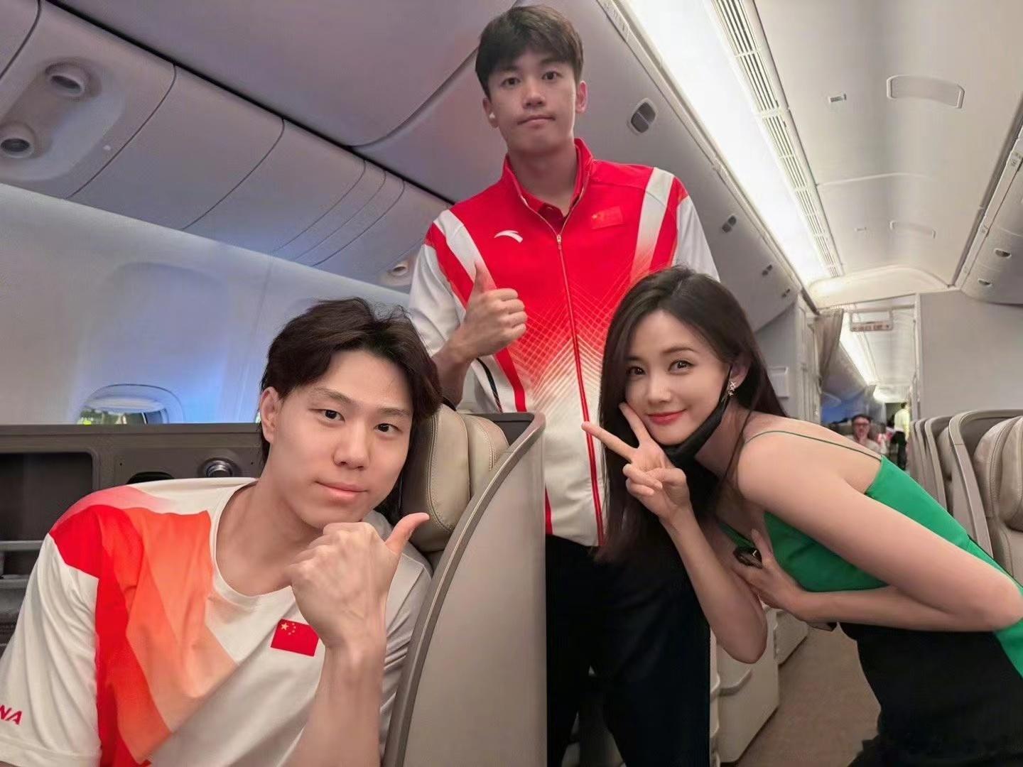 #李一桐为中国队加油##李一桐偶遇汪顺覃海洋#李一桐为中国队加油，哇塞哇塞 ​​
