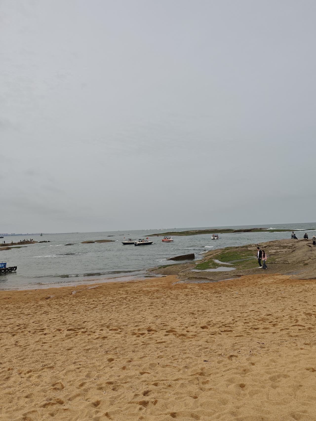 想到海边捡贝壳，结果捡了个寂寞。
参加旅行团到山东10日游，青岛，威海，烟台玩了
