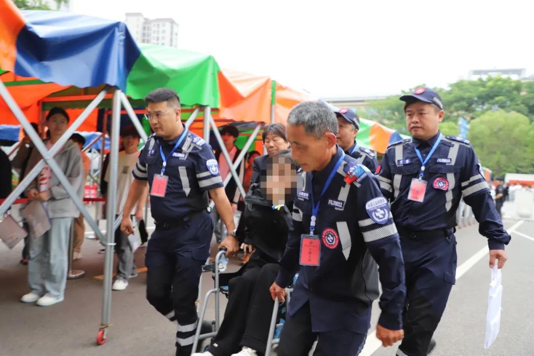 手术完不到10个小时，他被抬进了高考考场
昨天早上，简阳中学考点门口停了一辆救护