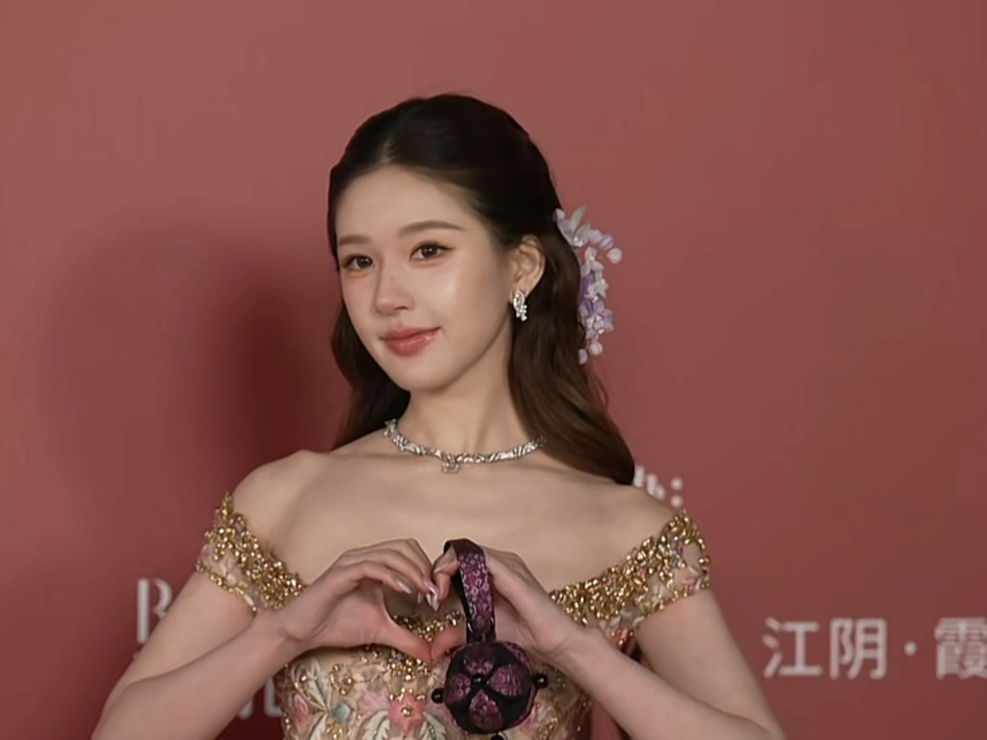 赵露思芭莎红毯…直播间直出长成这样，还有什么烦恼吗…27岁的人生太爽了…[捂嘴哭