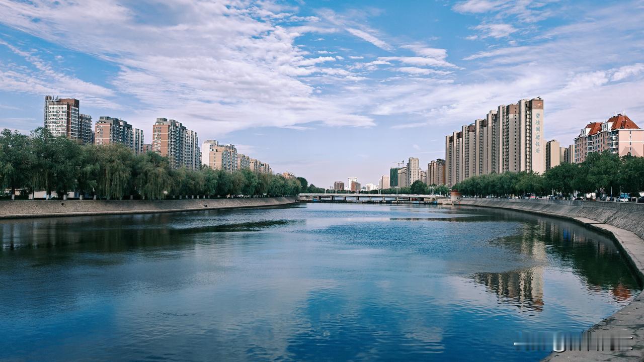 蓝天白云与河景房交织成美丽的画卷