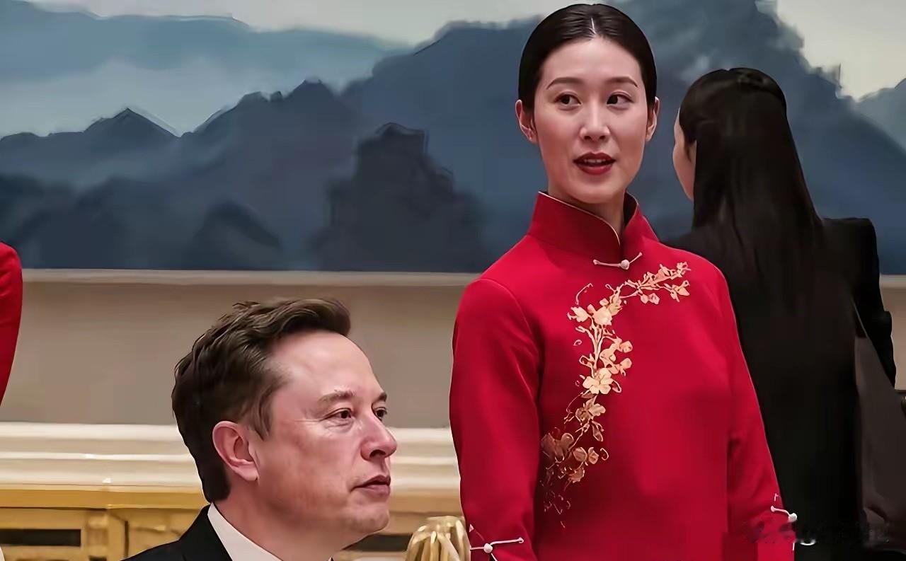 网友说：感觉这个服务员的脸盘跟世界首富马斯克有点象呢，尤其眼睛，个子高又长了张端