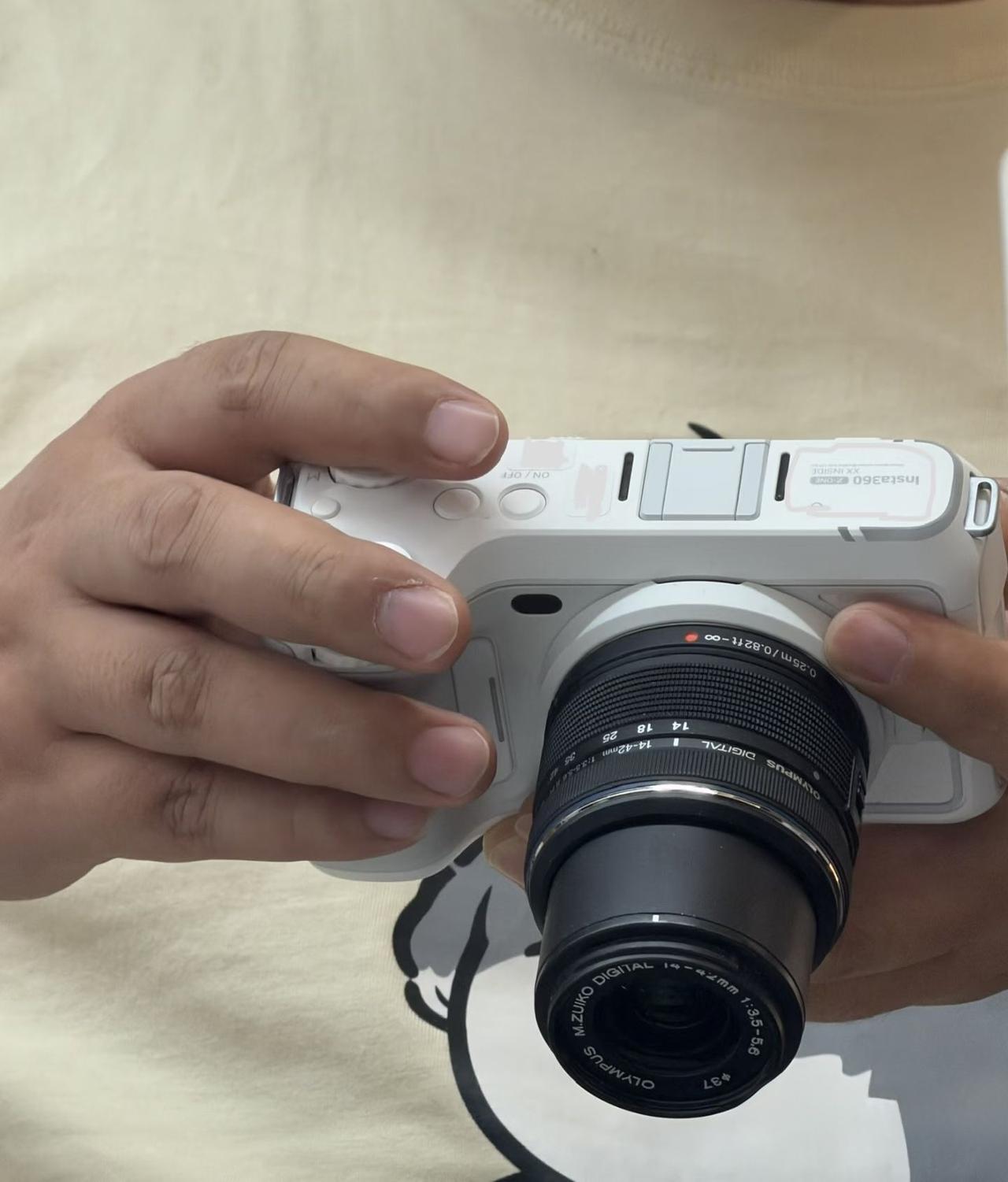 网上流出的影石微单相机外观，M43卡口，图片里配备的是奥林巴斯14-42mm镜头