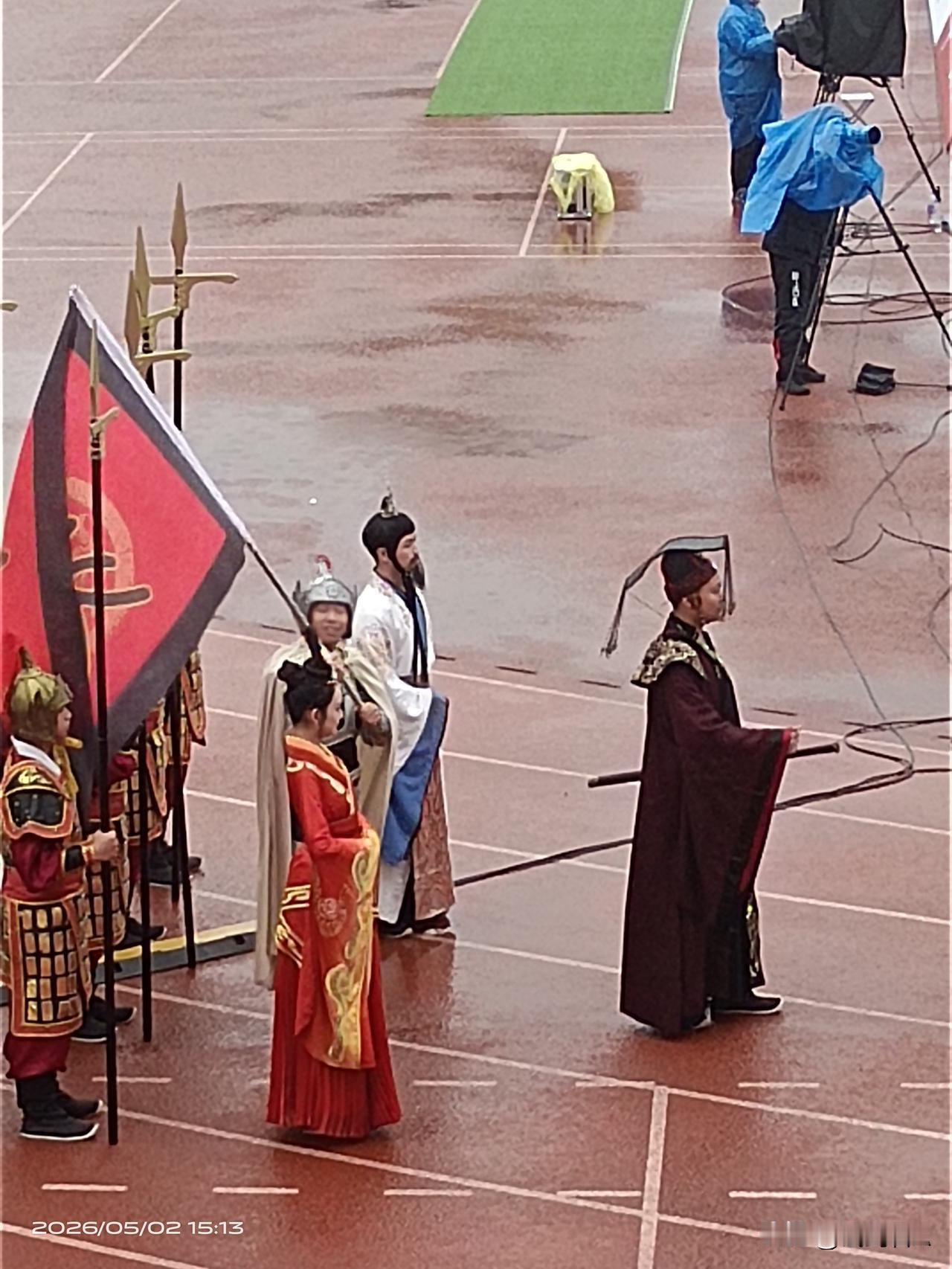 精彩开场震撼全场，舞姿昂扬气势十足，为楚超赛事拉开热血激昂序幕