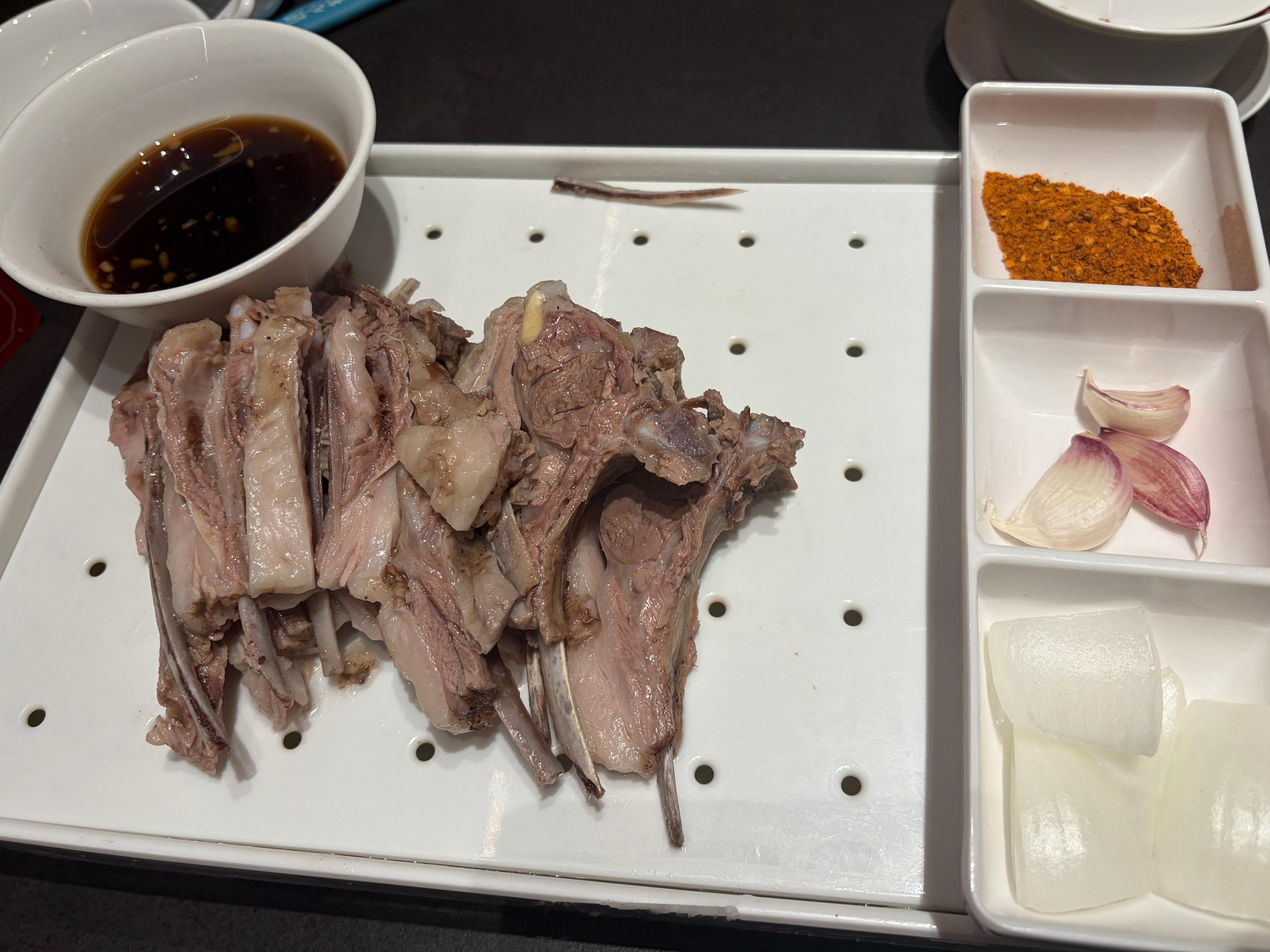 无羊肉不欢今晚盐池滩羊肉绝了，咋感觉比以前其他地儿吃到的好吃。 银川·马伟·盐池