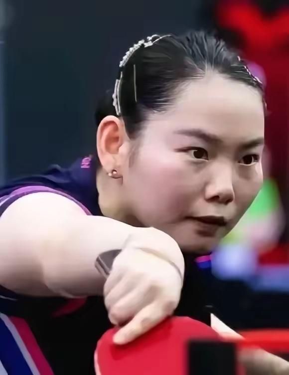 终于明白！为什么其他陪练都走了，何卓佳不走。她跟莎莎原来有四个人陪练小组，后来孙