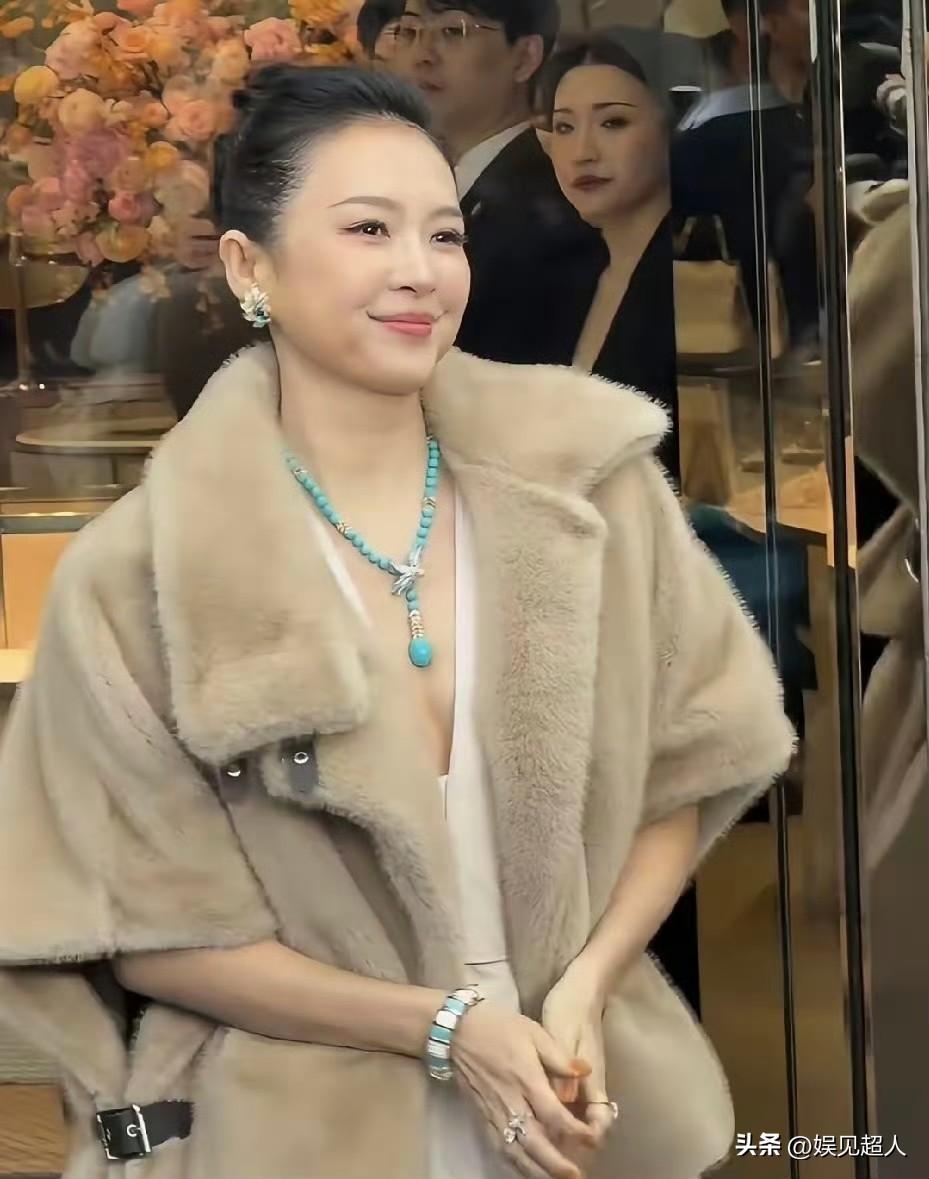 为什么大家总对中年女星的胖瘦这么苛刻？章子怡稍微圆润一点，反而美出了新高度。
 