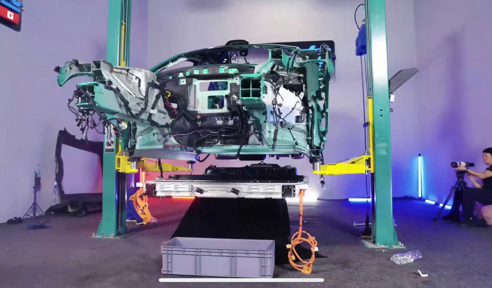 小米YU7全网首拆小米YU7全网首拆，经过了深度拆解验证，从用料、结构、三电、N