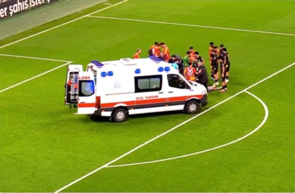 加拉塔萨雷球员与对方门将碰撞后一度昏迷，随后被救护车接走今天凌晨结束的一场土耳其