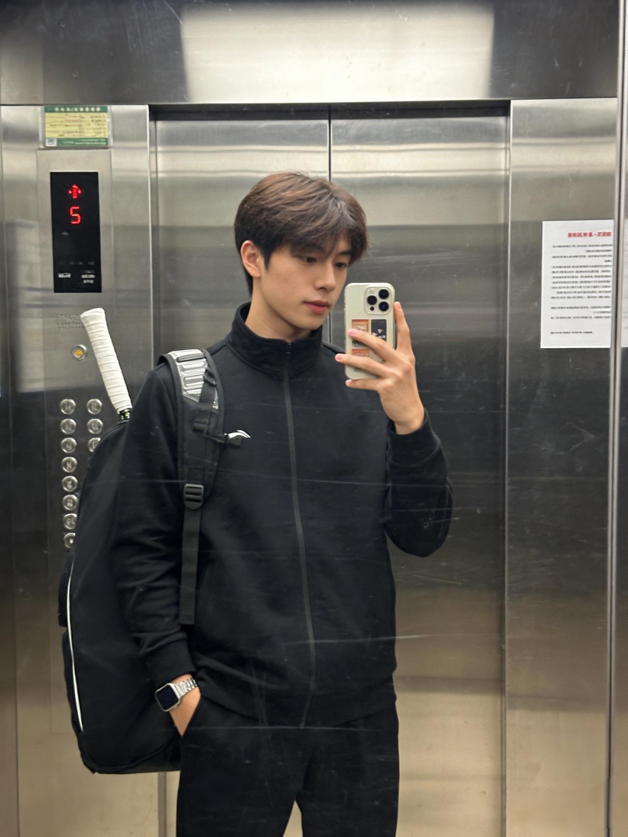 羽球服要是不帅！
那穿去球场还有什么意思