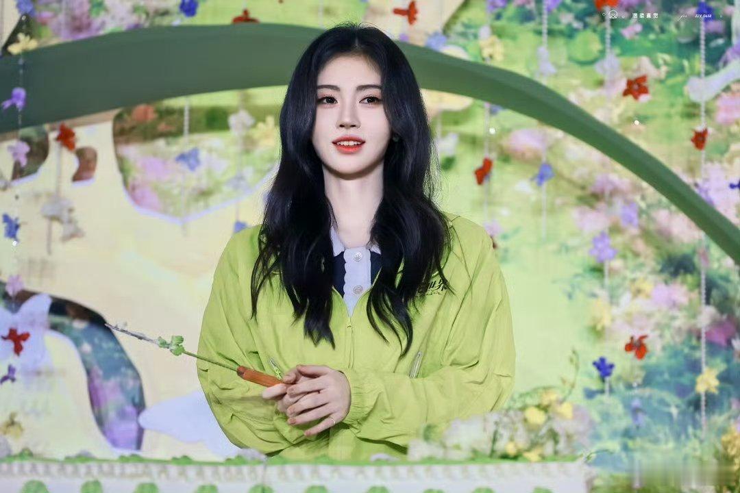  鞠婧祎开机请粉丝吃早餐新剧《万花世界》开机现场看点十足，鞠婧祎外形清丽动人，完