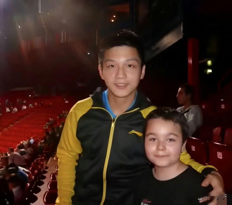 在追星的路上狂喜。
今天，又看到樊振东一张少年时代的照片，可可爱爱的樊振东搂着另