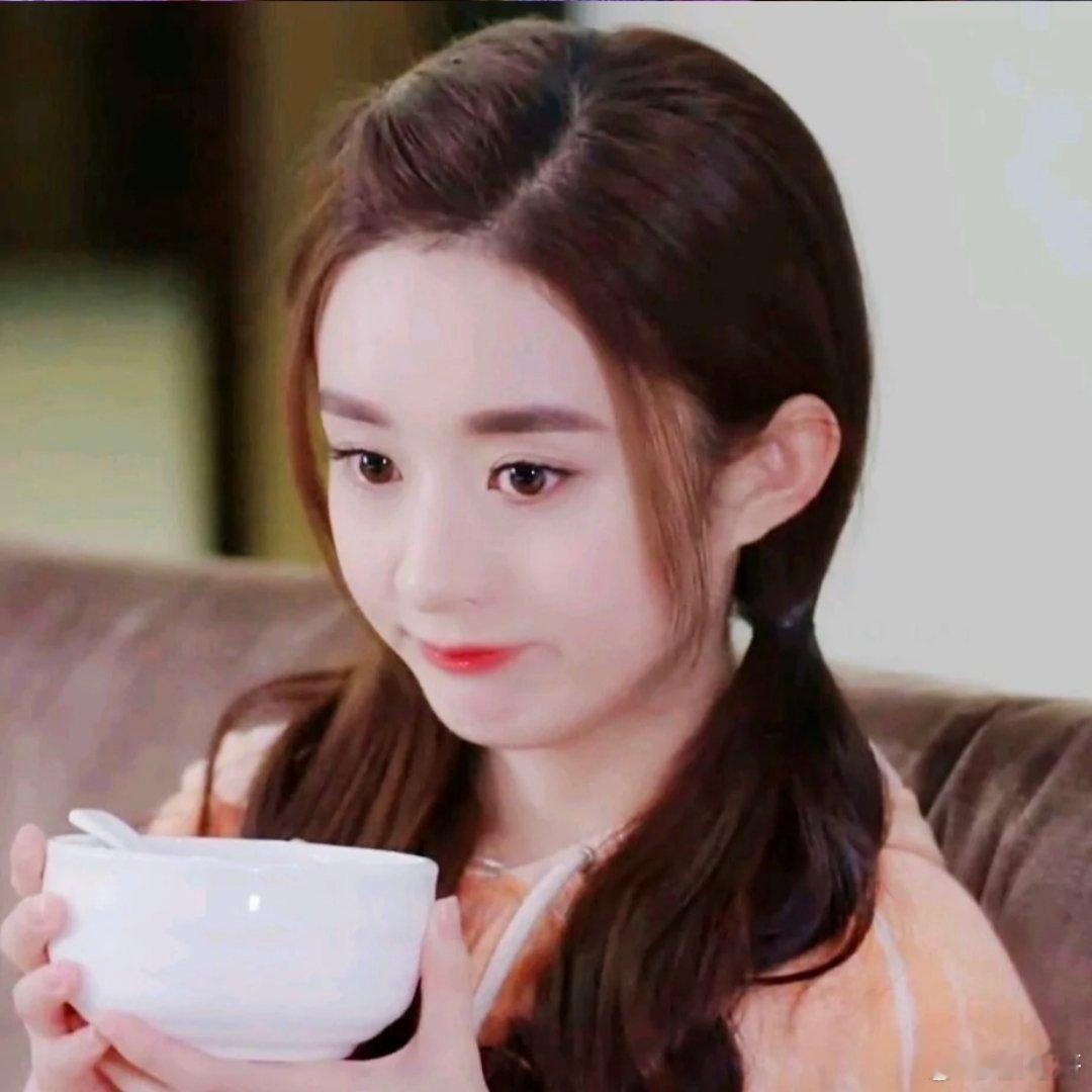 赵丽颖赵丽颖短发黑裙拍立得 zly赵丽颖李红樱 是初遇时的悸动，是一次又一次的心