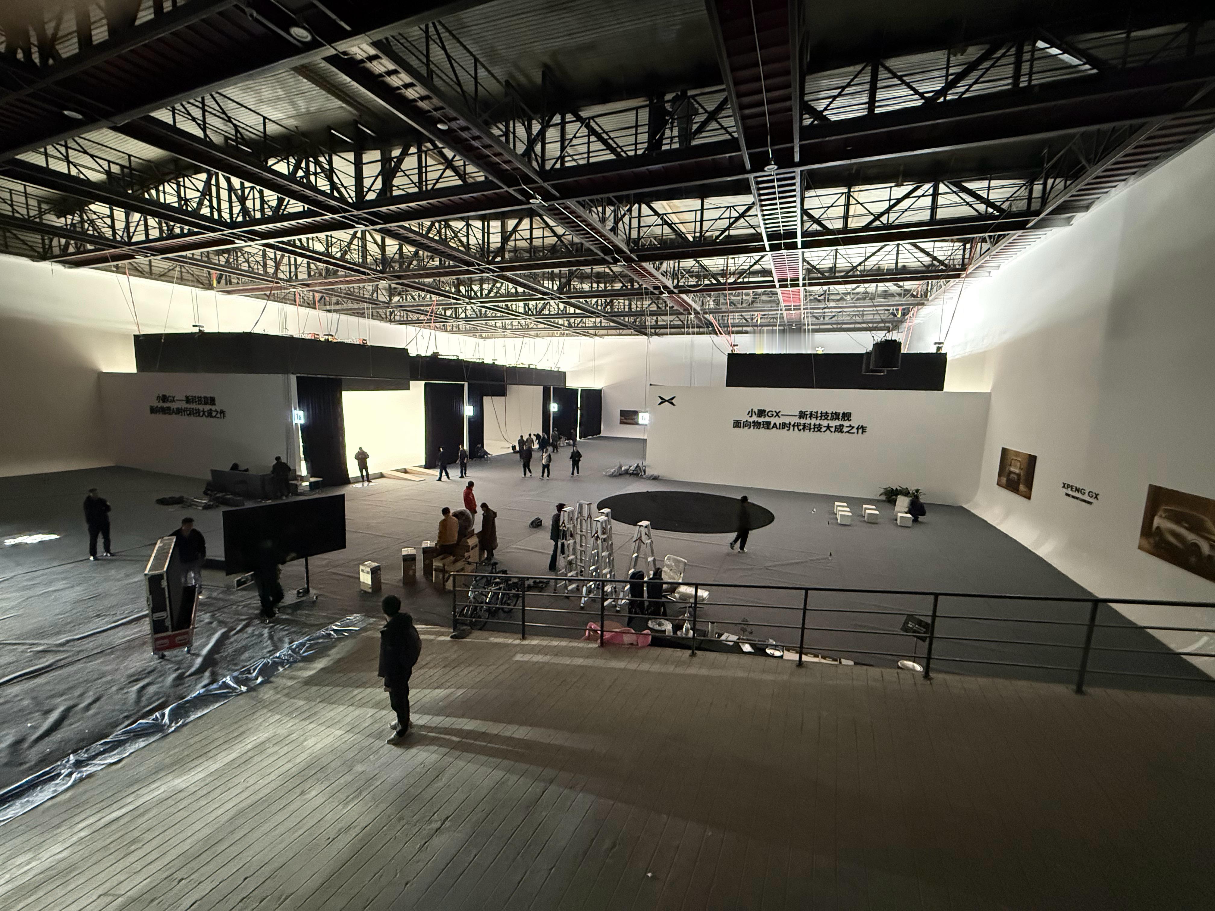 有媒体说，一款车是否能成为爆款，从静态拍摄就能看出端倪。那些拍摄到很晚都不愿意走