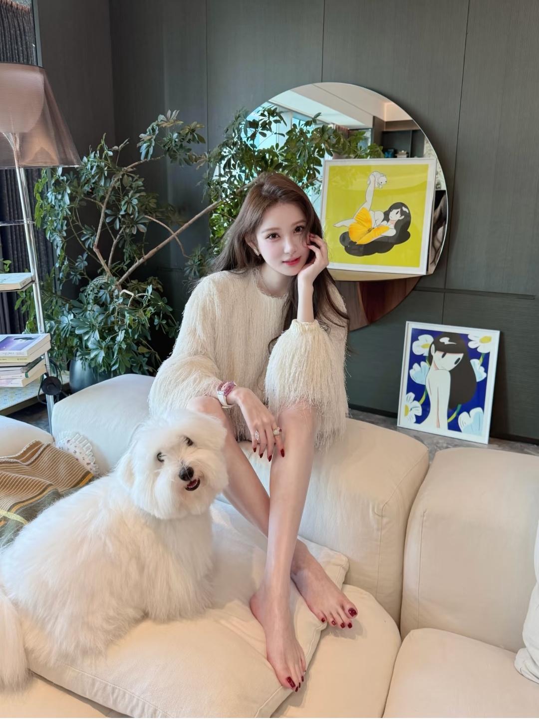 喜欢她的人，喜欢她的手，更喜欢她的脚。