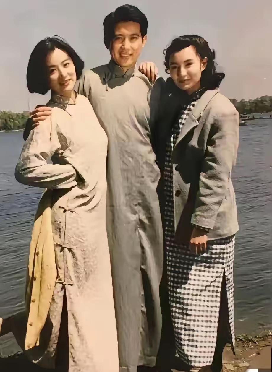 能认出他们三位的，至少60岁了。