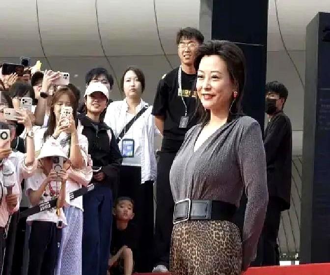 谁说女演员就得瘦成一道闪电？47岁的郝蕾偏不。

FIRST影展上，她一身豹纹连