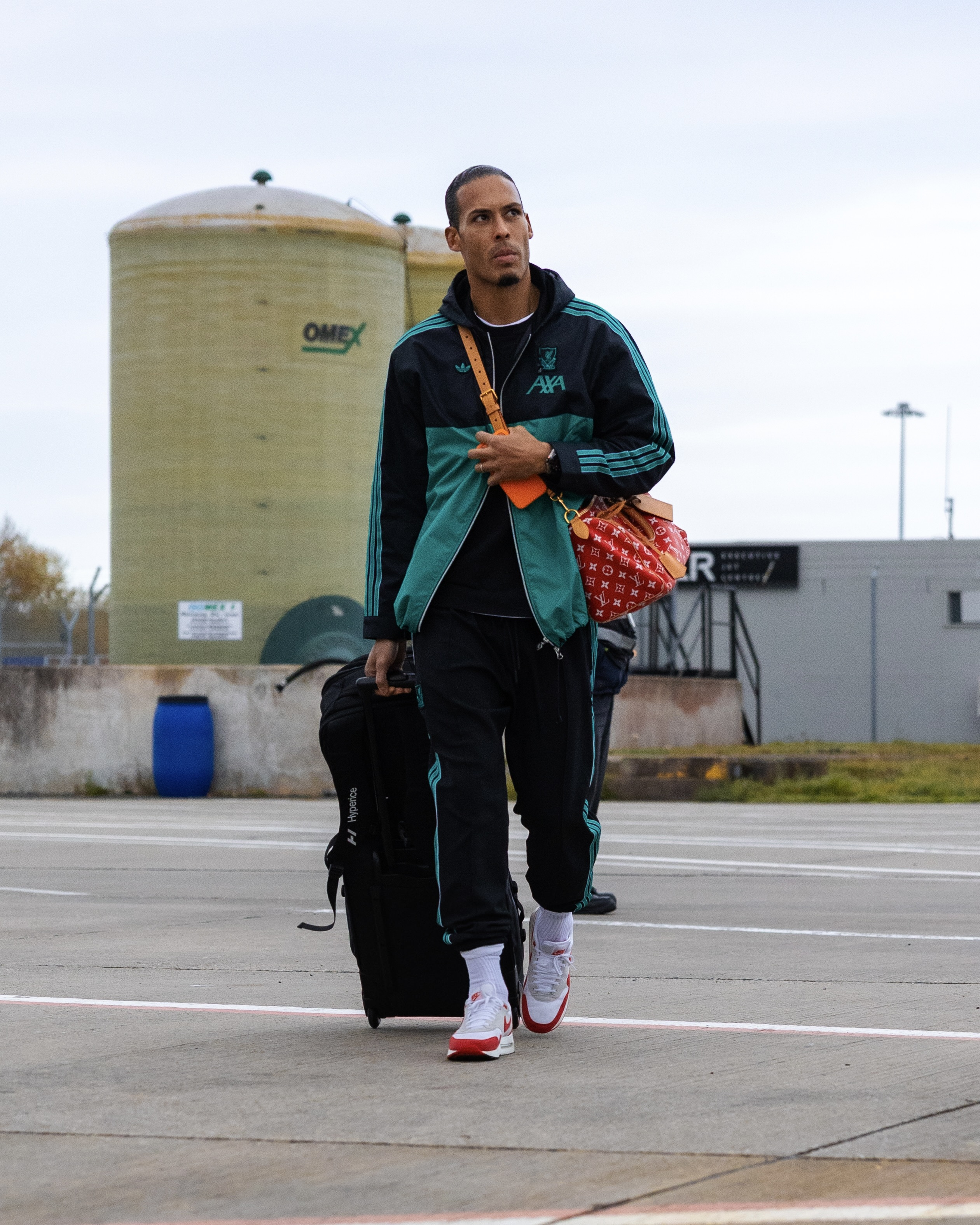 参加赛前发布会的可能是阿利松 