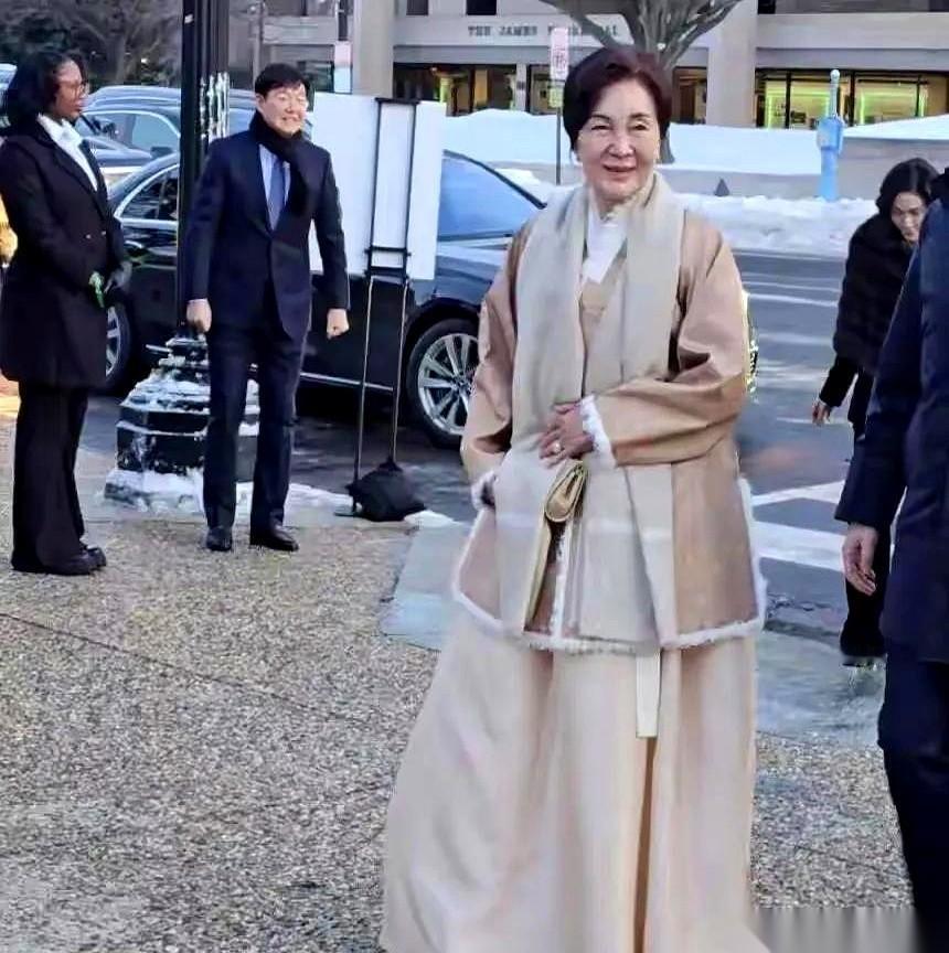 81岁了，一个人，在美国参加晚宴，身边连个扶着的人都没有。
你敢信？
三星那位“