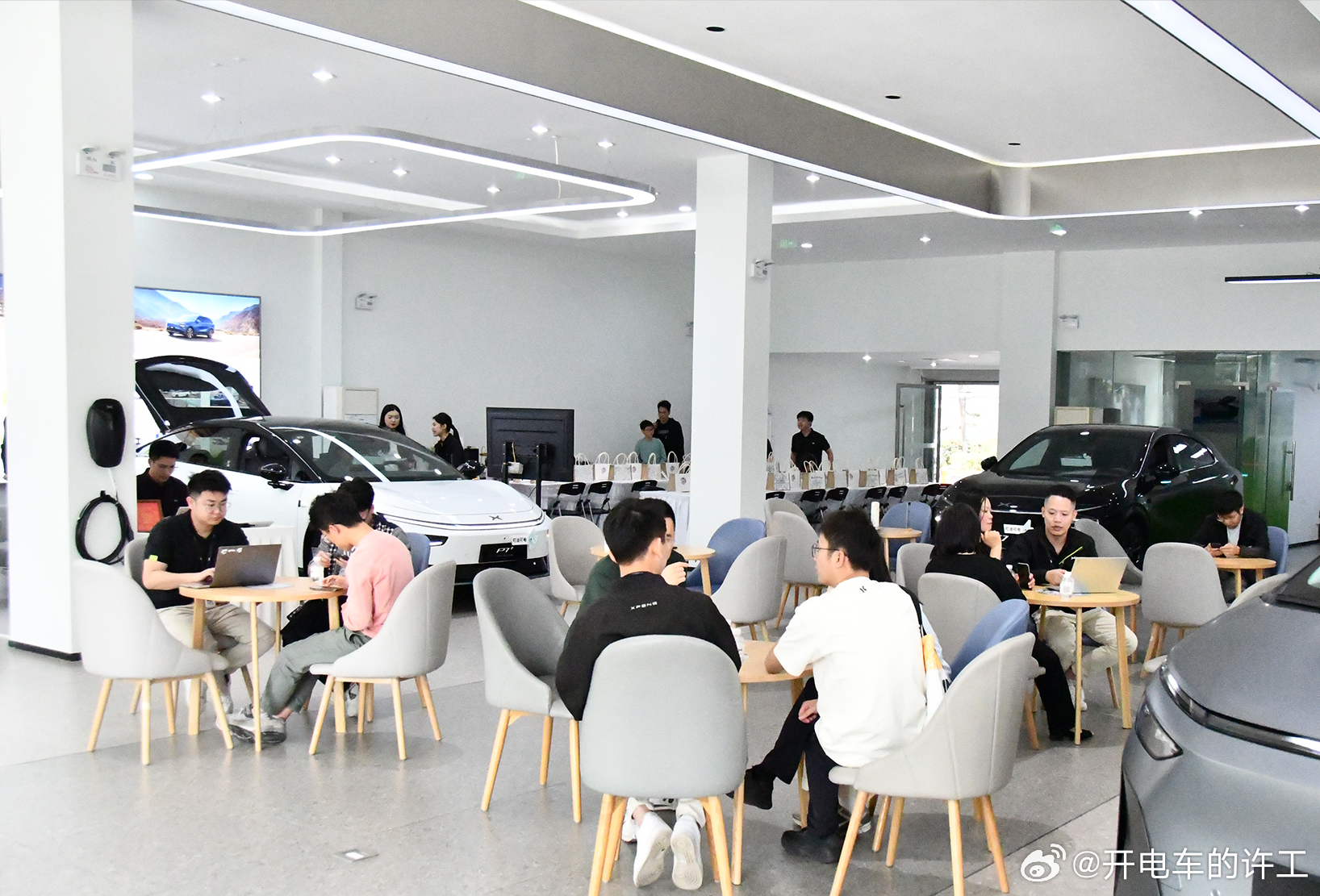 小鹏G6超级增程上周正式上市，18.68万的诚意定价直接引爆市场，上周末小鹏全国