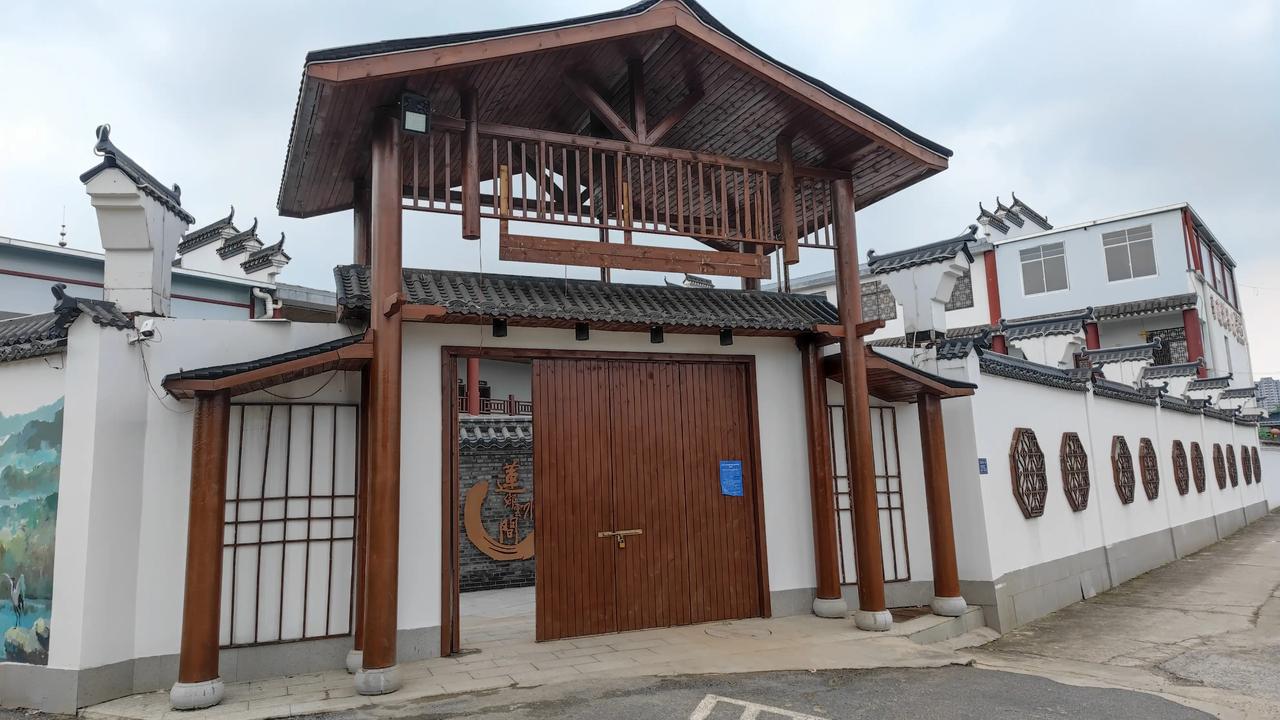 路过长沙县榔梨镇，意外发现一座特别漂亮的民居，真的太美了！经房主同意，在门口拍了