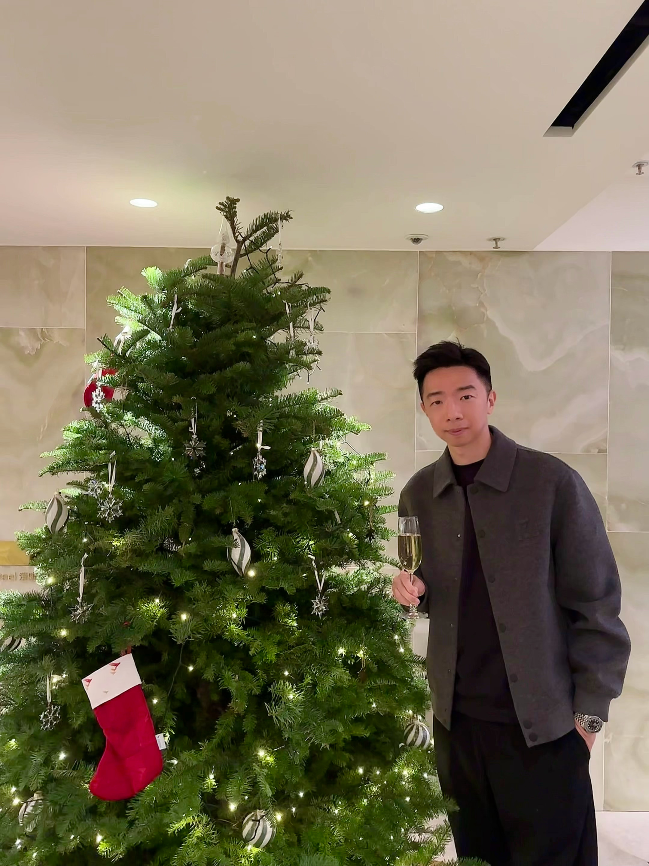 Happy holidays 🎄🍾✈️ 佳节快乐玉衡堂这棵树也是老演员了ha