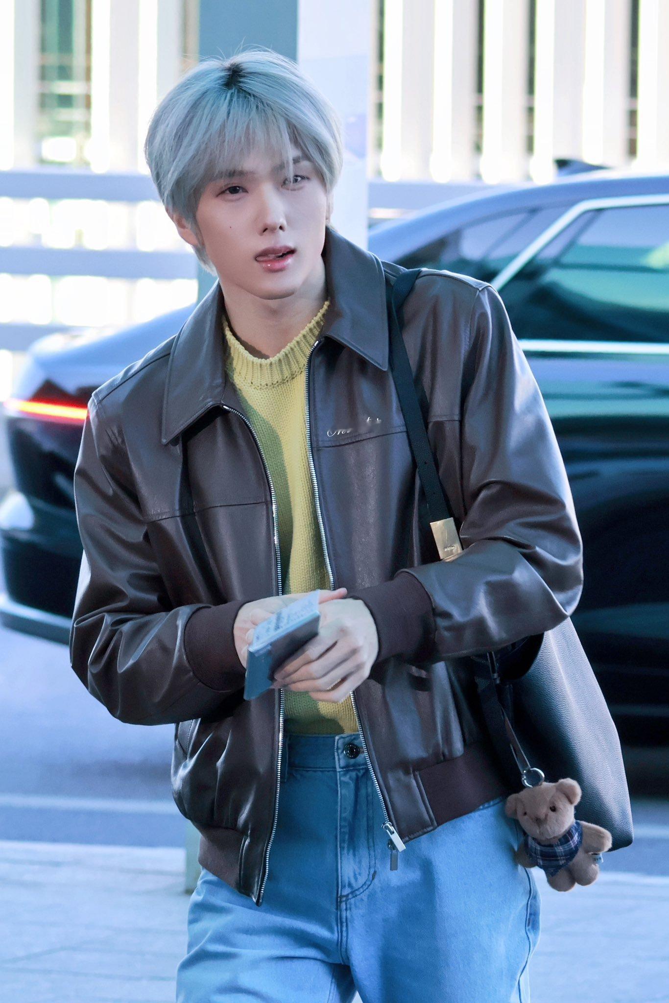 今天出发巴黎时装周的黄铉辰、朴志晟机场造型出图✨ 