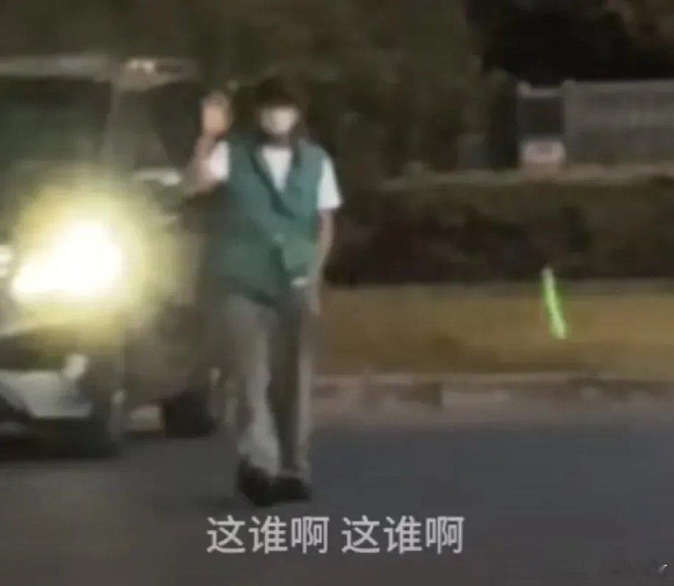 邓超说拍个视频发给热巴 邓超瞬间满足了，掏出手机拍摄粉丝们欢呼雀跃的视频说：“我