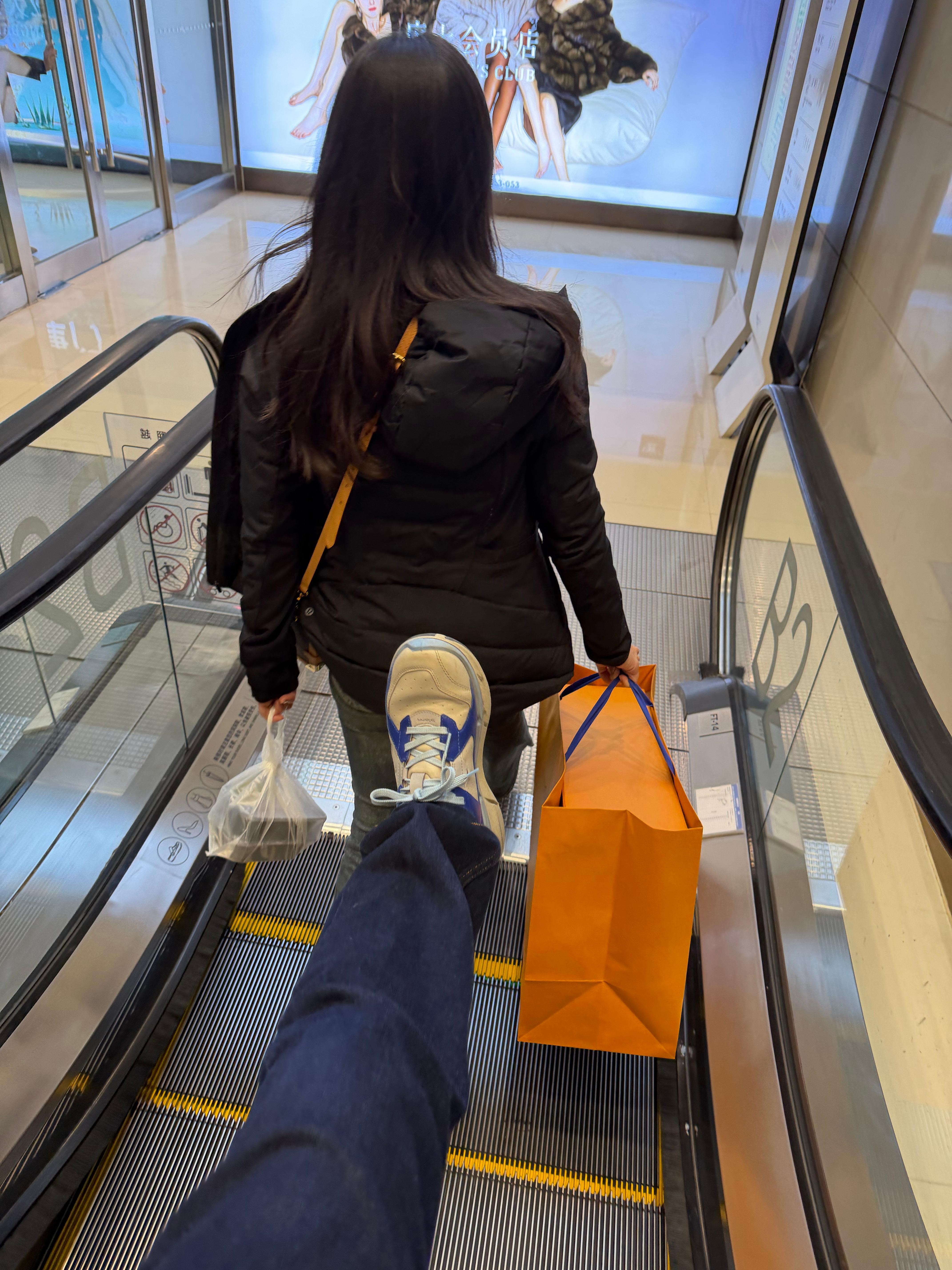 唉！本来说是给我挑生日礼物去的！完了啥也没给我买！老娘们啊