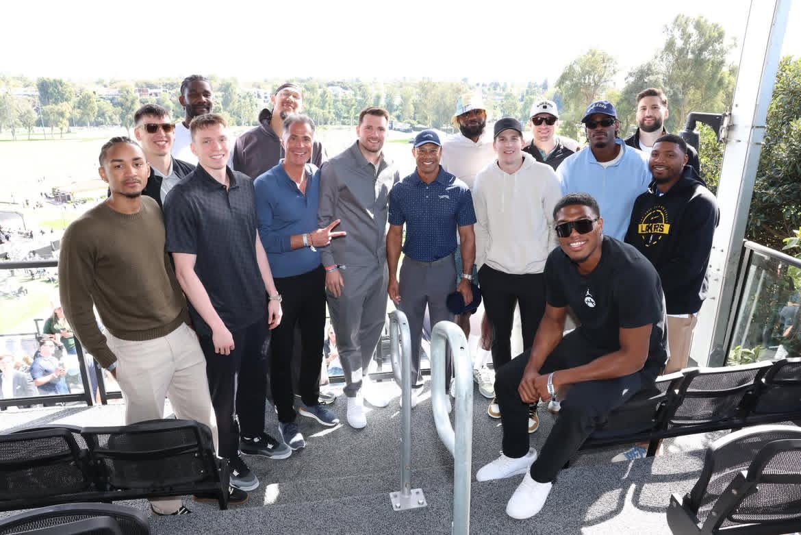 原来佩总带着湖人全队一起去看了高尔夫比赛，我以为只有詹姆斯自己去了！多点这种团建