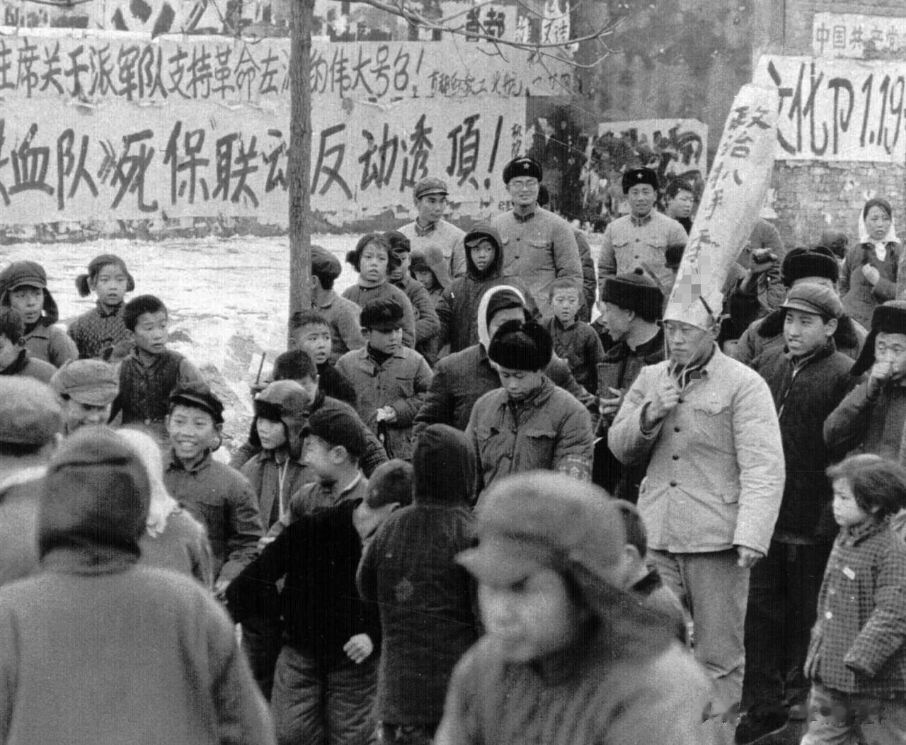 政治扒手根本没有慌慌张张，而是十分镇静地把高帽子的绳子用力拉紧，免得它掉下来