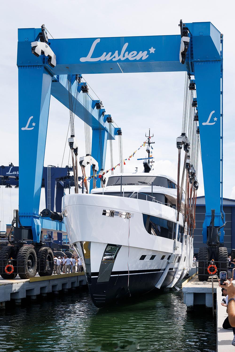 首艘超艇系列 44 米旗舰型号 Grande 44M 顺利下水，印证阿兹慕品 牌