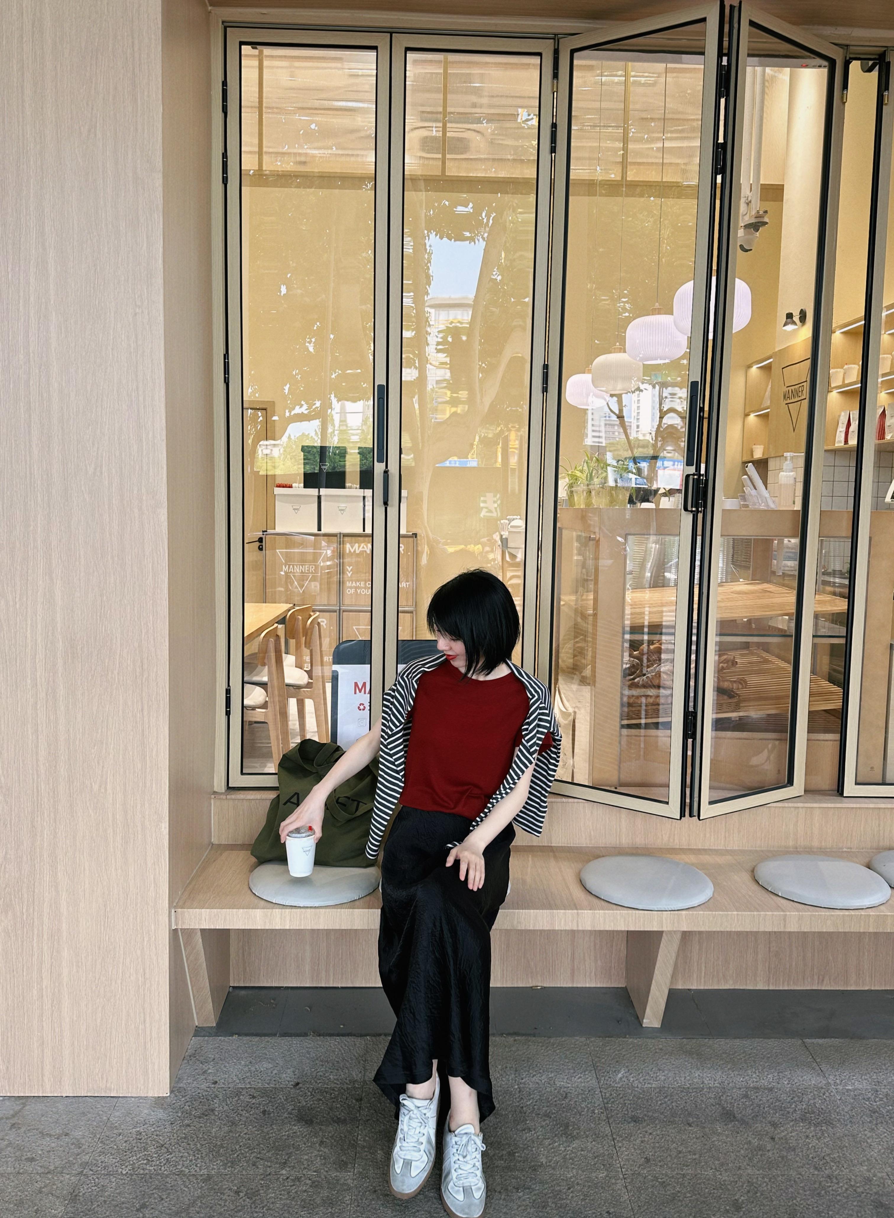 今天穿什么 趁着出差前City Walk一下，在Manner吹了好一阵的风，觉得