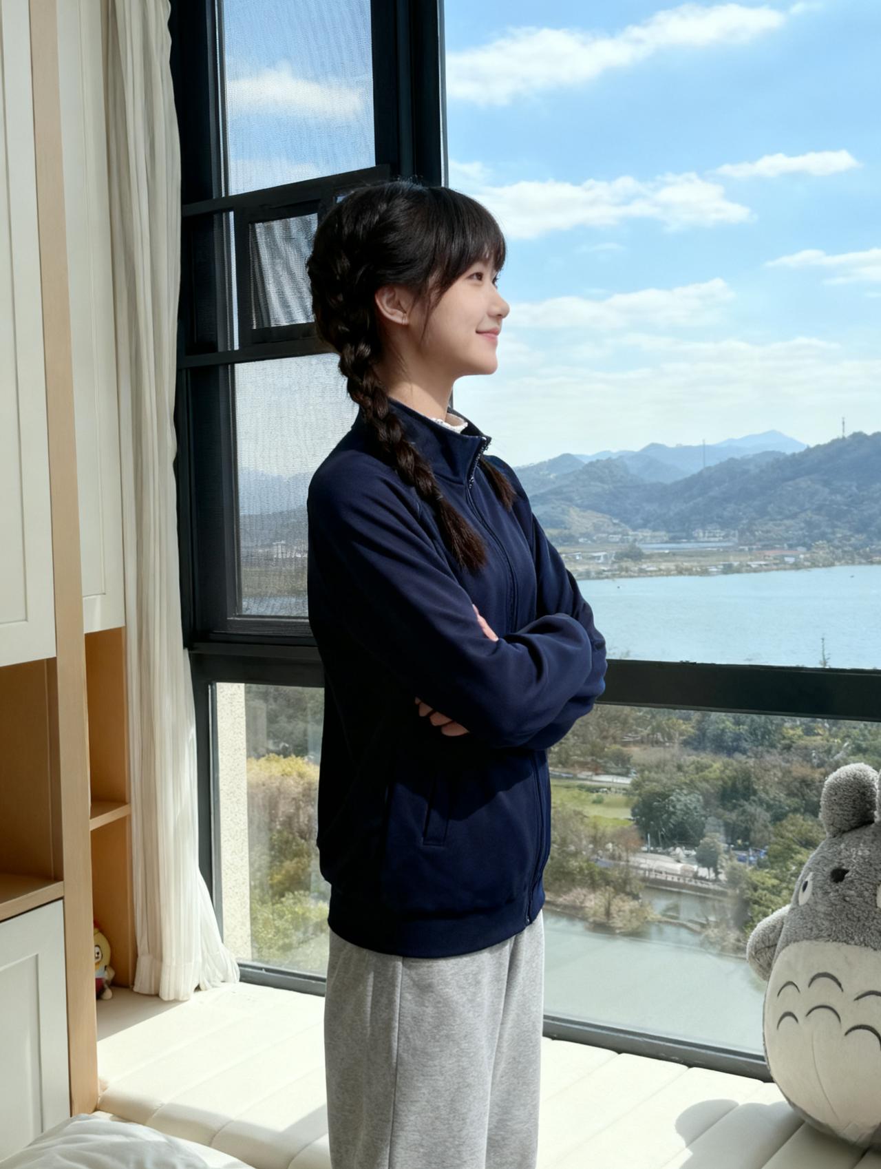 所思所想无人知，少女情怀总是诗。
望月低眉凝远意，心潮暗涌似春池。