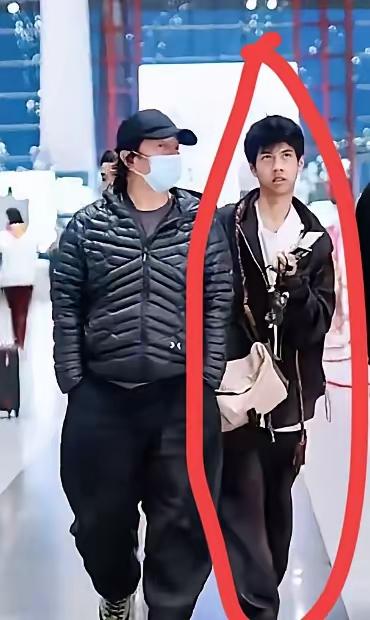 看完郑钧回应他儿子走路内八，
我就想问一句：
现在的网友是不是太闲了？隔着手机屏