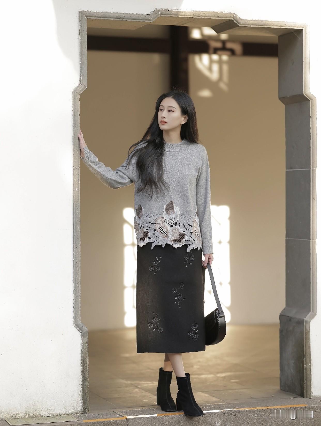 怎么穿搭会让人比较显温柔优雅穿搭指南：灰色毛衣+黑色长裙，简约而不失时尚感。