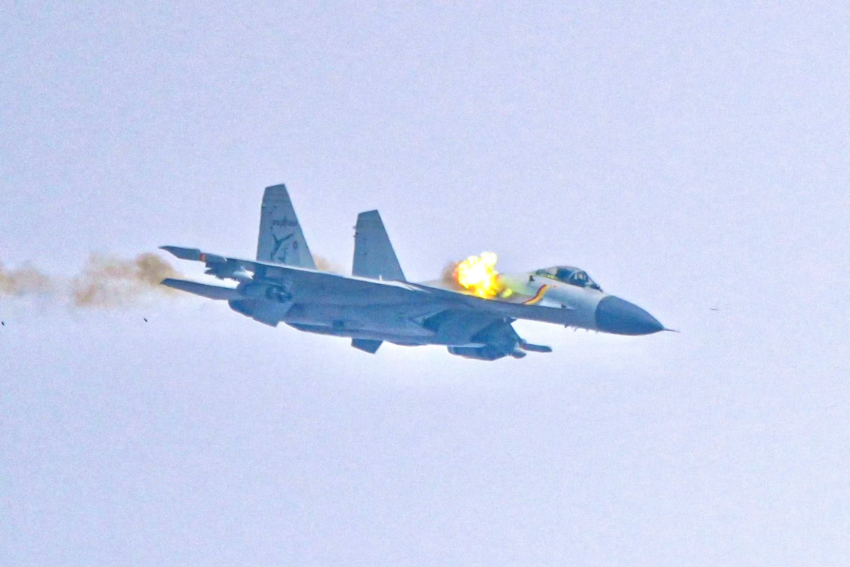 J-15航炮打地靶甚至还捕捉到了1枚刚出膛的30mm炮弹 