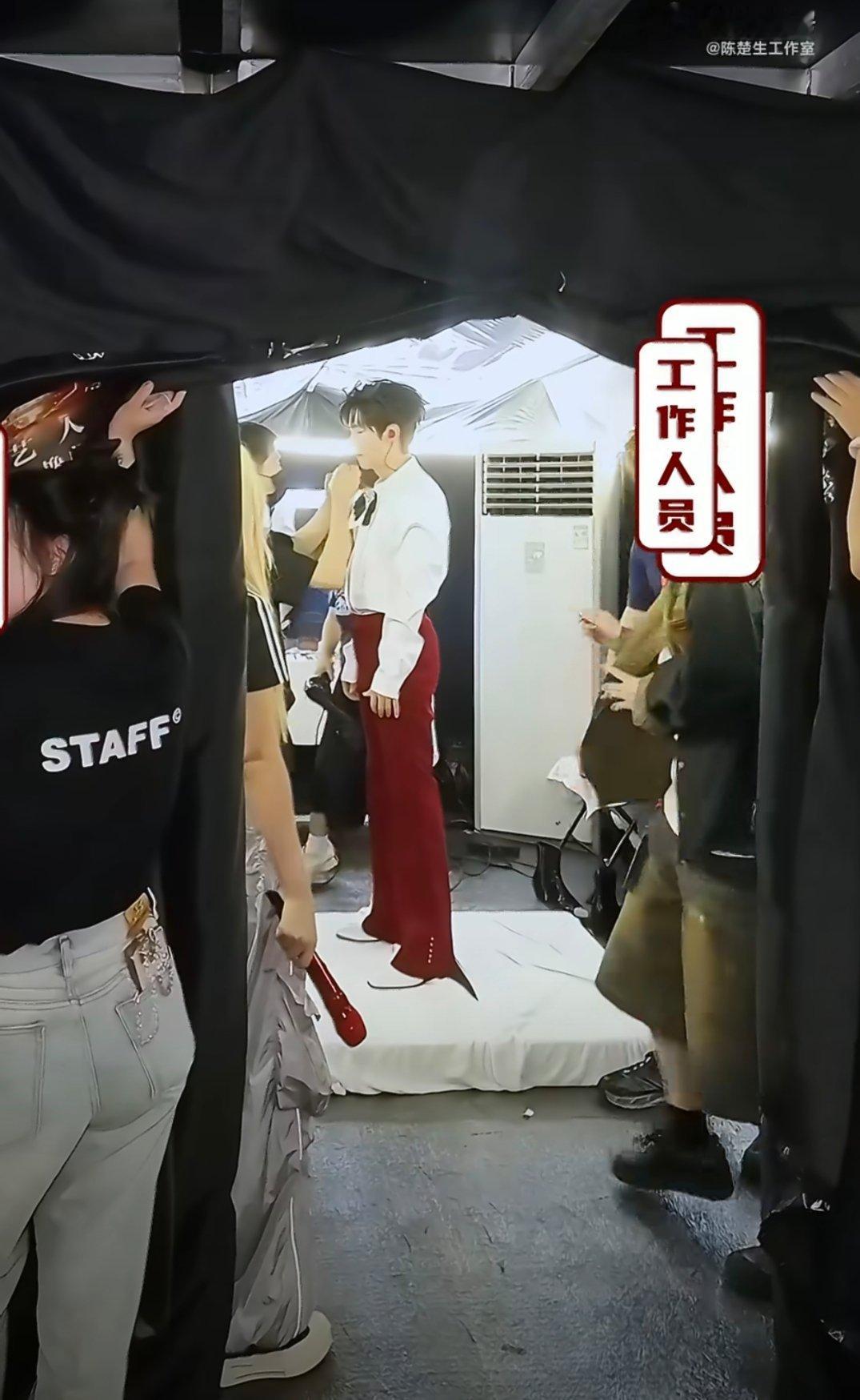 我宝宝就这样站在垫子上乖乖换衣服，能不能让我加入，我绝对不乱摸 