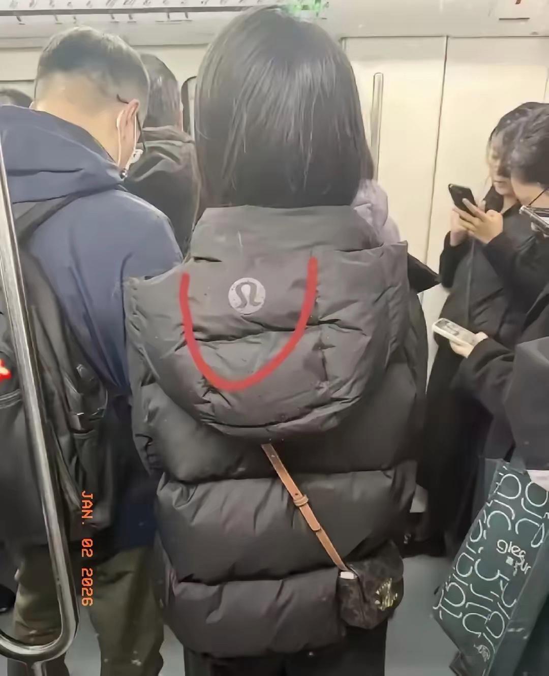 我滴个妈呀！地铁上瞅见件羽绒服，差点给我笑喷！第一眼愣是把它看成后背挂了个购物袋