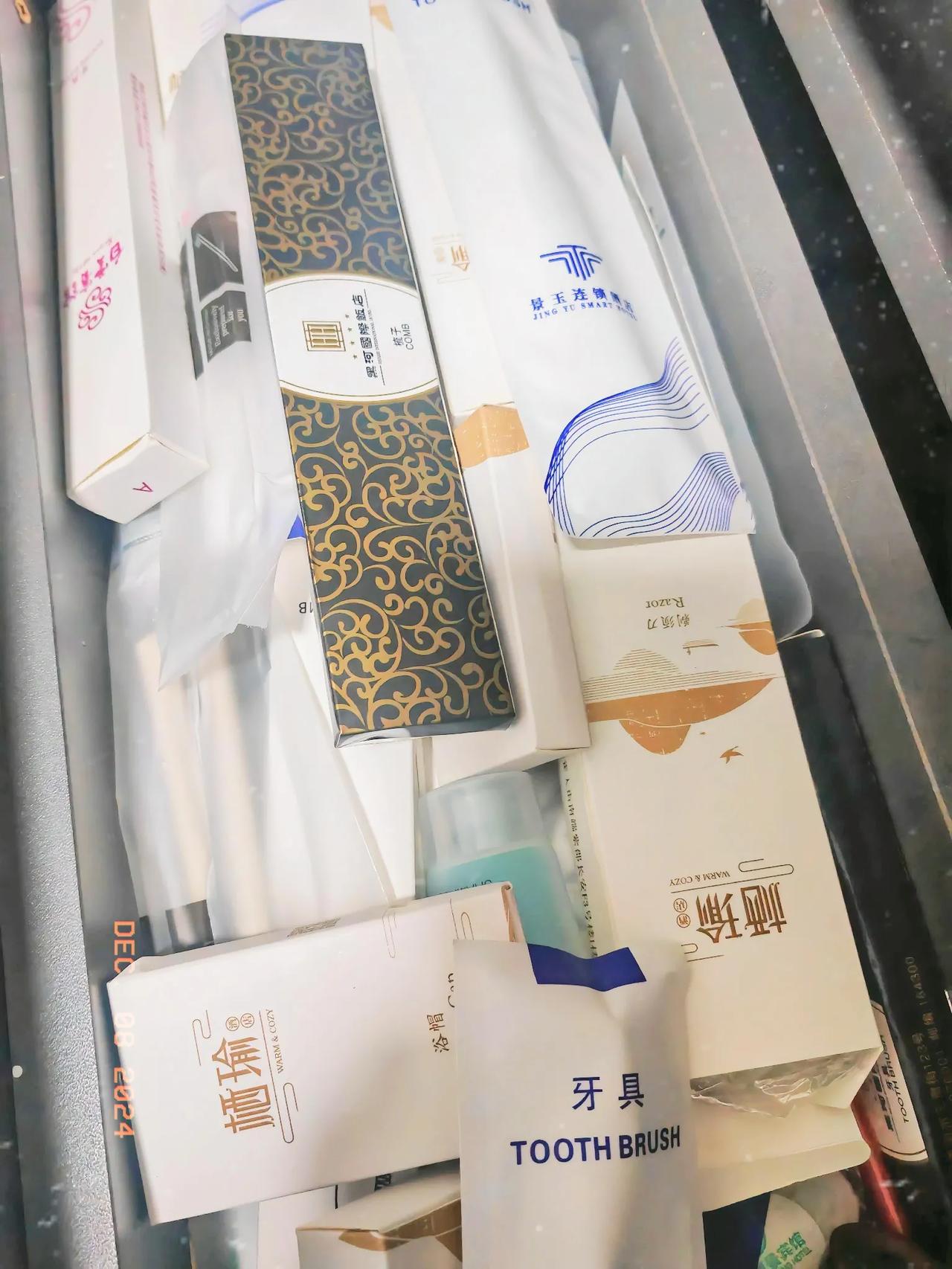 我也这样的！
家里一次性拖鞋、梳子、牙刷、浴帽等攒了几大包，都是出游时各处洒店带