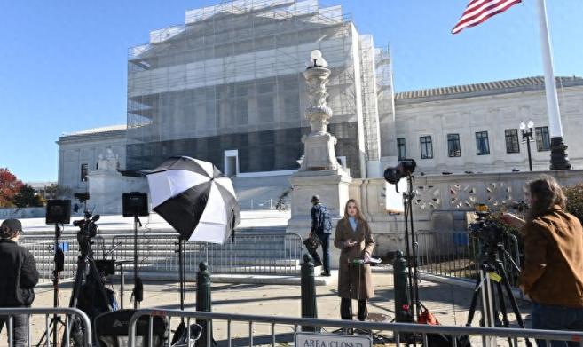 今天美国要上演一场重头戏，最高法院将对特朗普当年加征关税的合法性一锤定音，这事儿