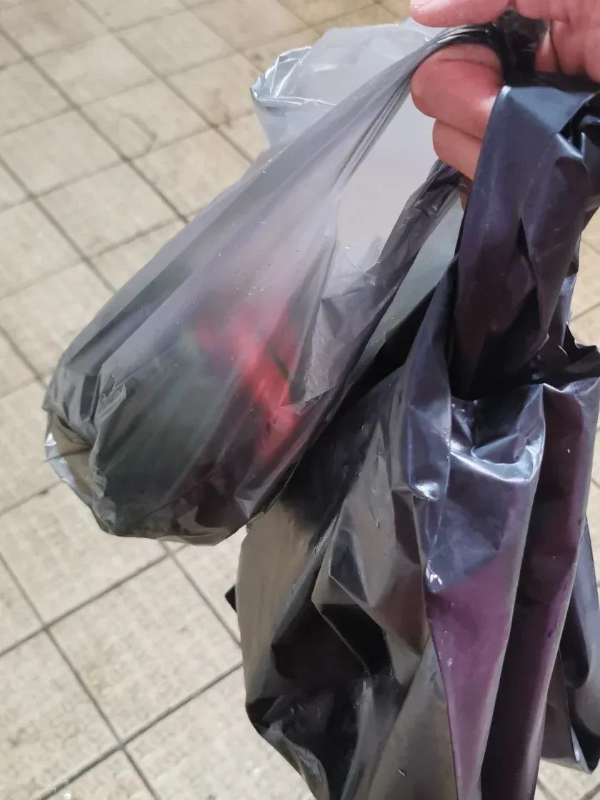 为什么鱼贩会用黑色塑料袋来装鱼？这可能会让大家感到意外。

今天去菜市场买海鲜，
