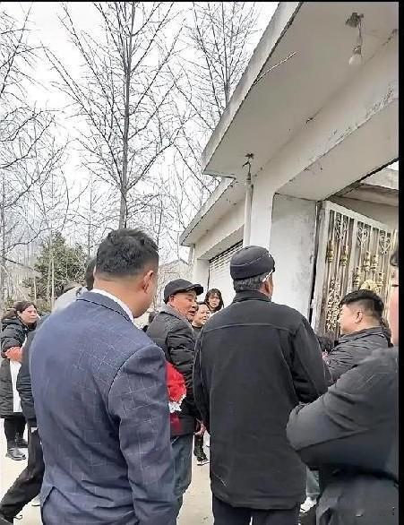 江苏某地风俗：结婚拦门，新娘家亲戚要66条烟
近日，网上刷到这一视频，结婚当天，