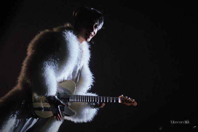 雅演唱会梦回披哥现场  雅演唱会重温披哥金曲，严屹宽等哥哥现身，友情满满，现场气