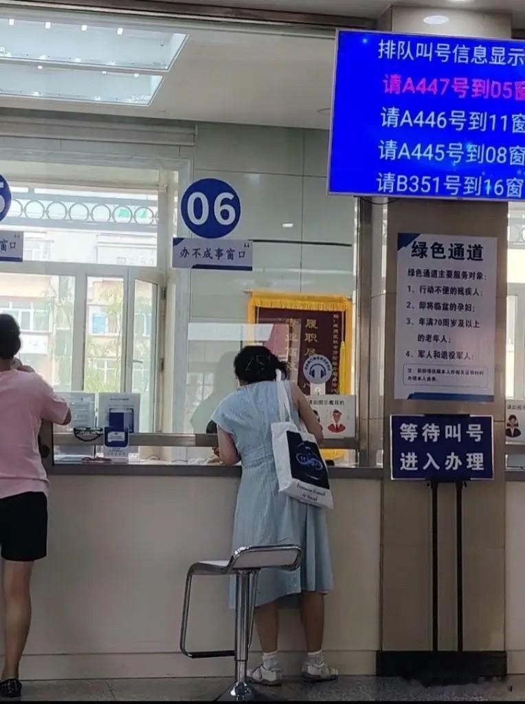 越来越多人不想交社保了！我也在想到底交不交呢？等自己老了退休了，能不能拿到钱？听