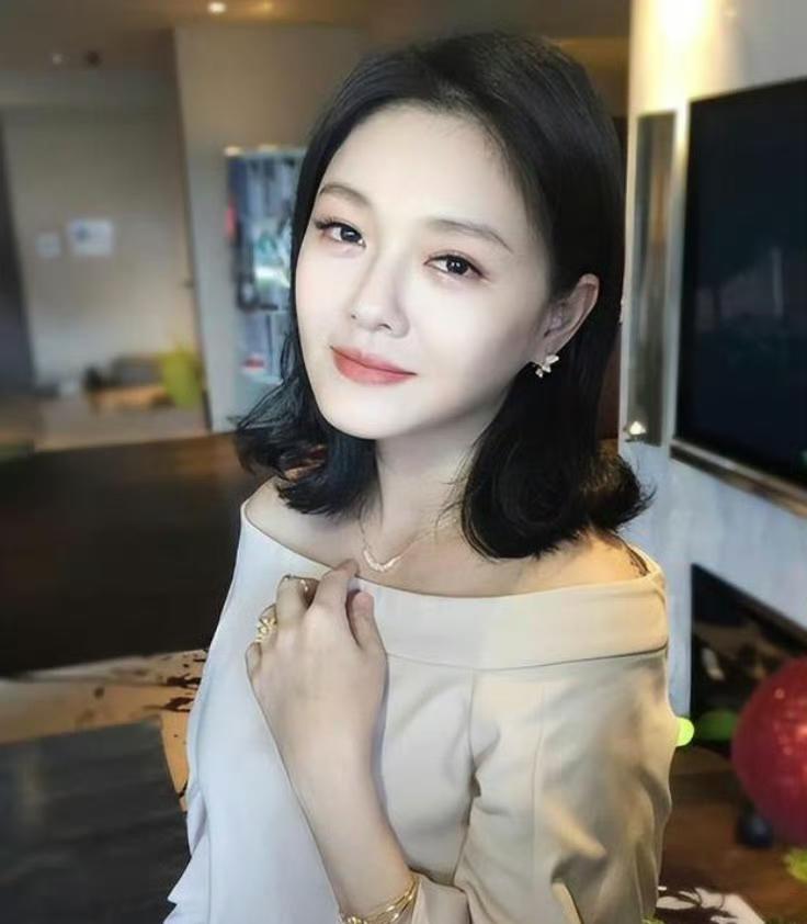 自己身体精神都那样了，还在有人谴责她带孩子问题！从国际学校转到普通学校，有人说她