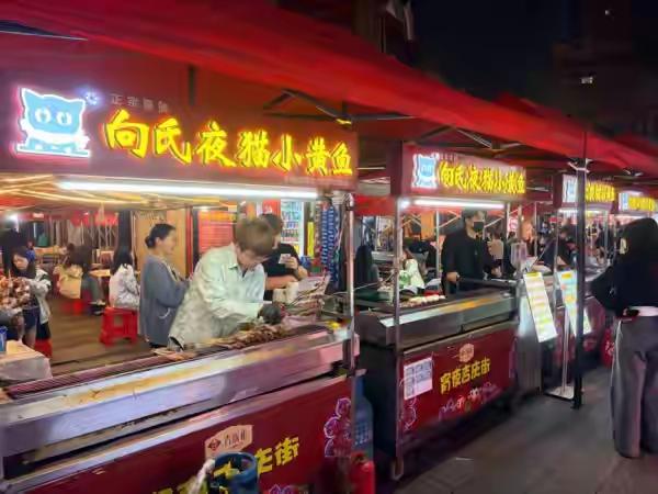 武汉烧烤摊人气爆棚，单日狂卖四千条小黄鱼
这个五一假期，武汉吉庆街烟火气拉满，一