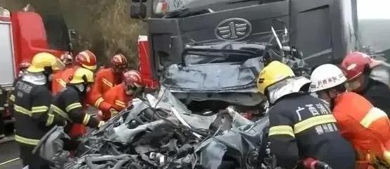 广西，一男子与父母高速追尾，一家三口全部遇难，男子叔叔在整理遗物时，意外发现侄子