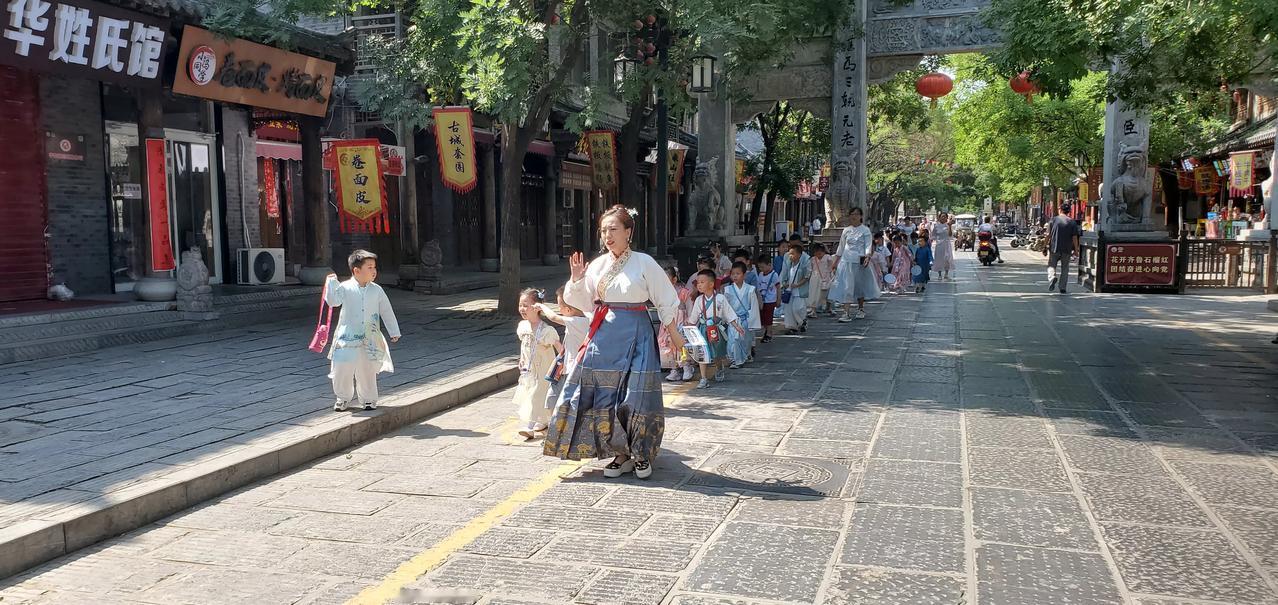王铎：青州古城见闻（1）古装稚子
看啊，这是青州的小朋友们，真是漂亮极了！
只可