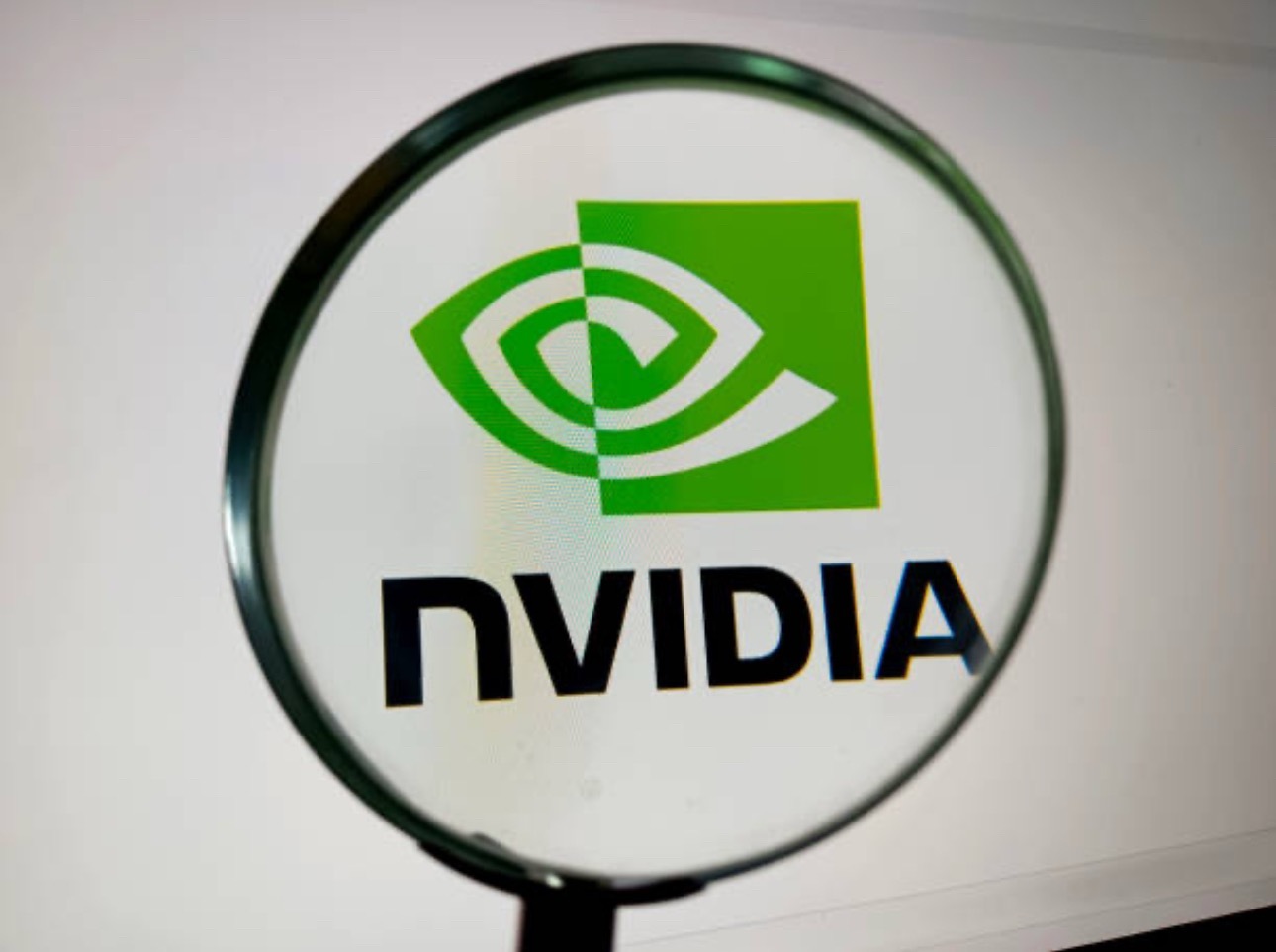 英伟达正在制造AI泡沫吗说它没泡沫吧，“投资换订单”的闭环确实像左手倒右手，但要